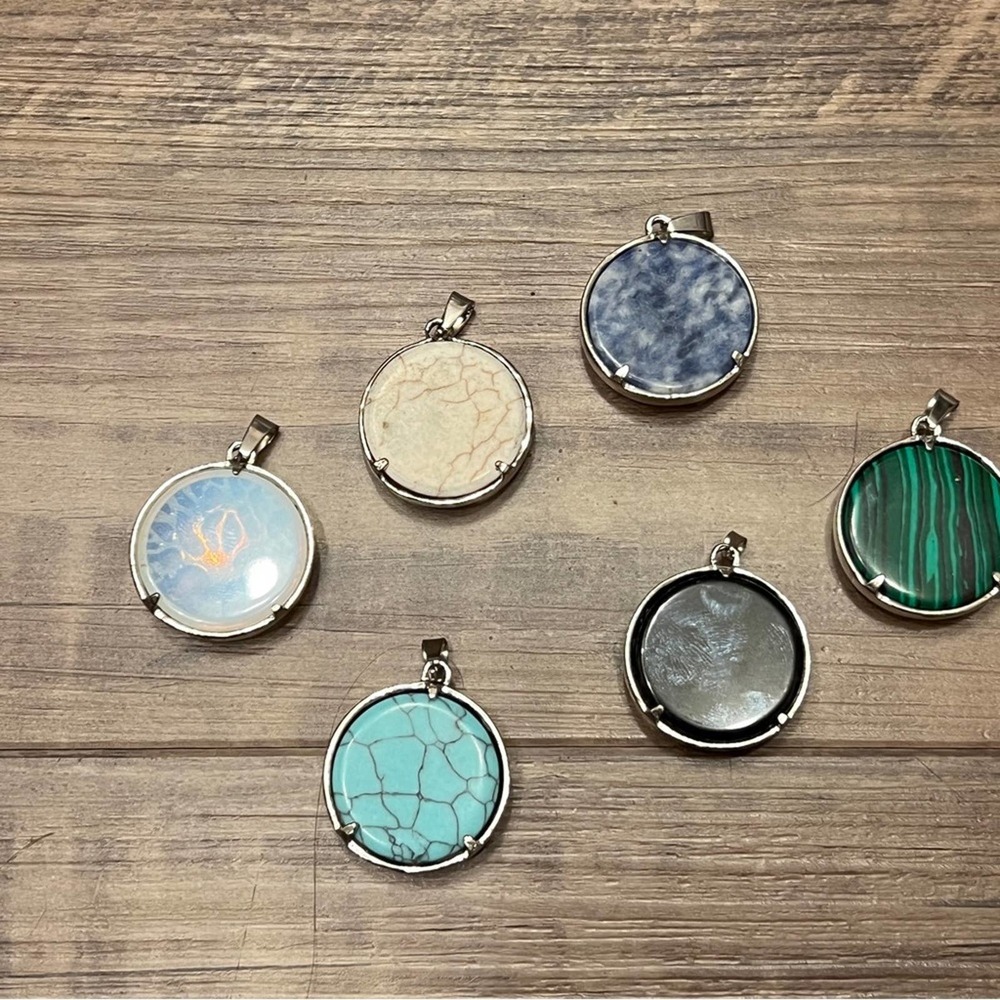 Lot of six tree of life necklace pendants. - Picture 8 of 9